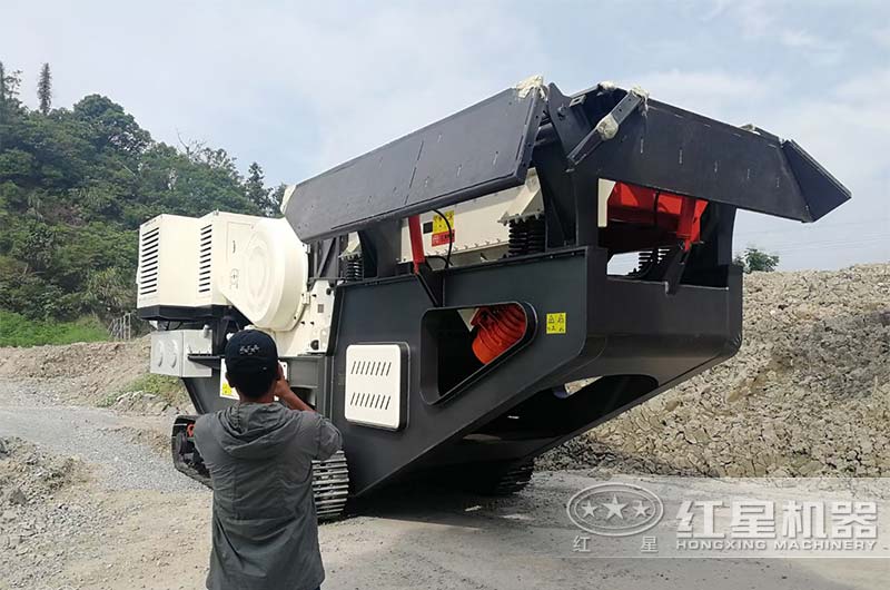 履帶移動鄂式破碎機(jī)處理花崗巖現(xiàn)場 履帶移動鄂式破碎機(jī)處理花崗巖現(xiàn)場