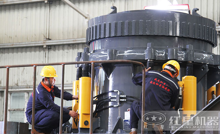 工作人員檢測圓錐破碎機，保障生產的設備都有高質量