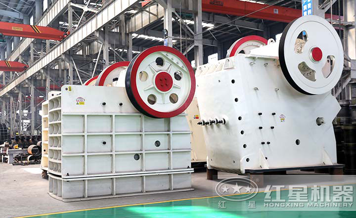 顎式破碎機實拍圖，型號多樣，價格在10-80萬之間